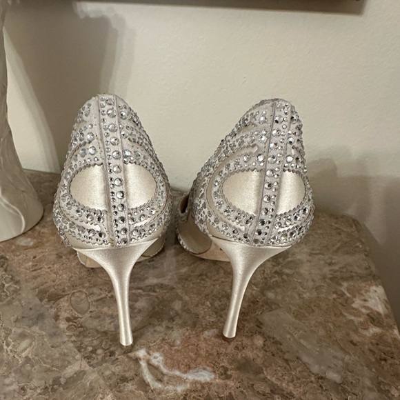 Badgley Mischka satin ivory heels - Picture 4 of 7